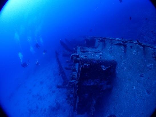 与論島 ダイビングポイント 沈船あまみ 海底に横たわる全長51mの船体！