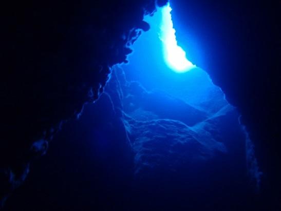 与論島 ダイビングポイント キャニオン ダイナミックな地形とブルーの光 