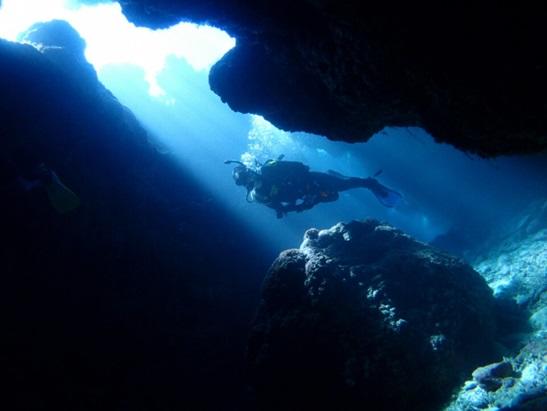 沖縄本島 ダイビングポイント 知志 洞窟内の光のシャワー！！